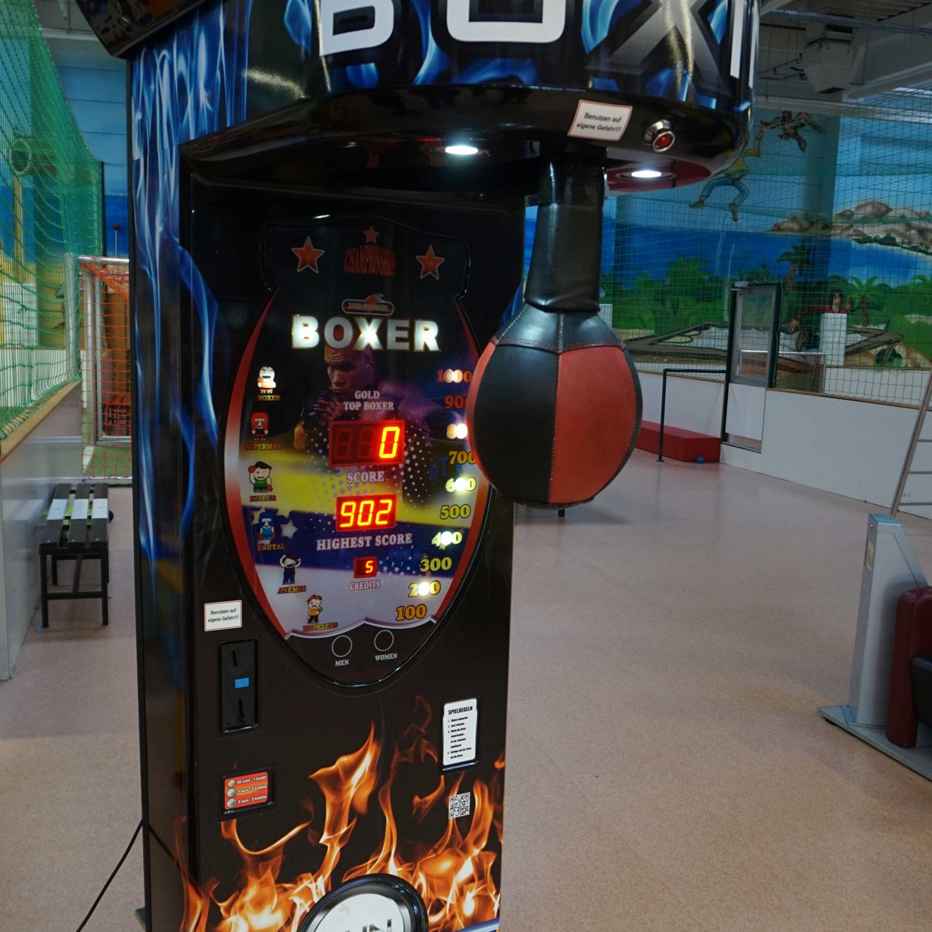 Boxautomat mit Punchingball