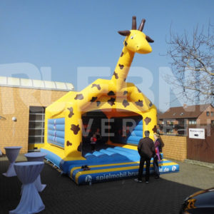 Spielmobil mit Giraffen-Hüpfburg